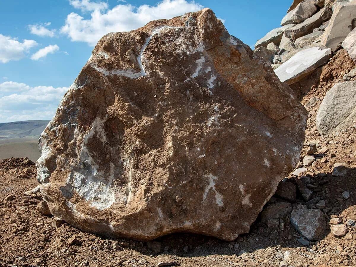 Close-up detail of a natural stone boulder at a Türkiye quarry